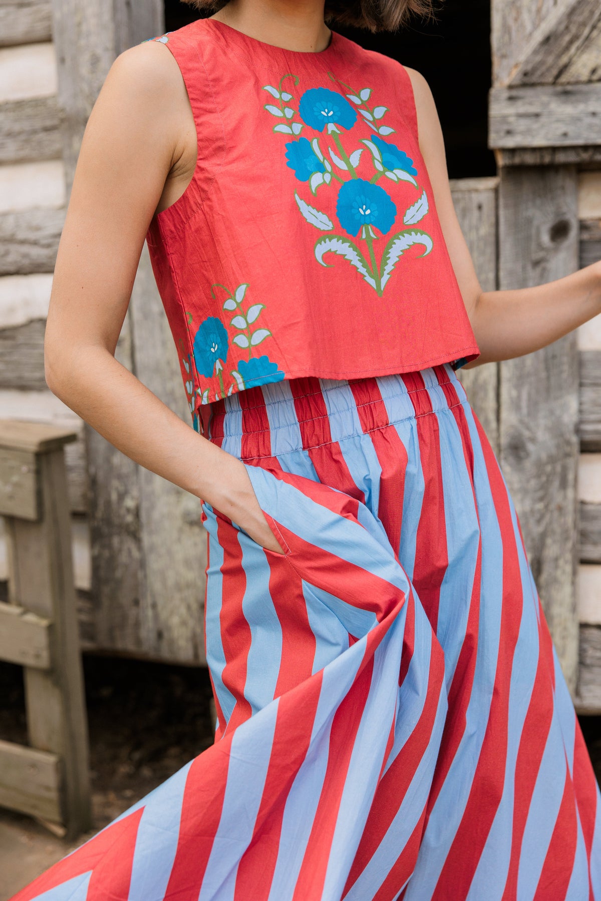 Livro Cinnaleaf crop top on model, close front view of floral print.